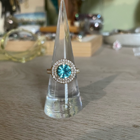 • Stunning Topaz Ring • - Picture 9 of 11